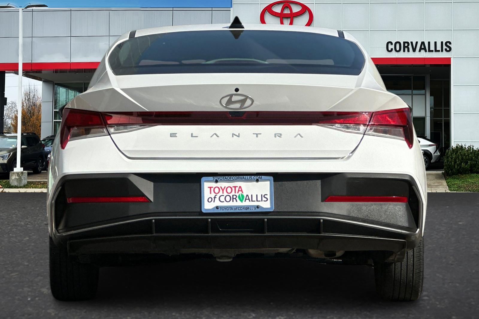 2024 Hyundai Elantra SEL photo 4