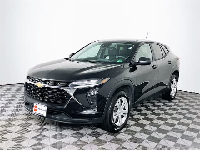 2025 Chevrolet Trax LS photo 3