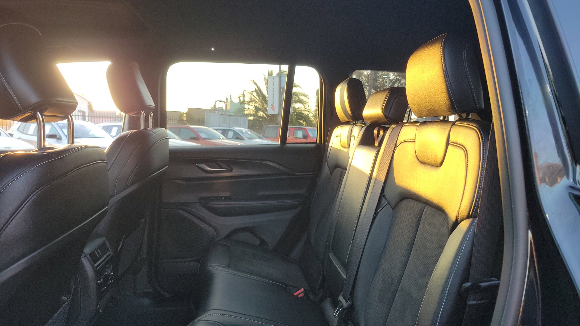 Used 2025 Diamond Black Crystal Pearlcoat Jeep Altitude X image 12