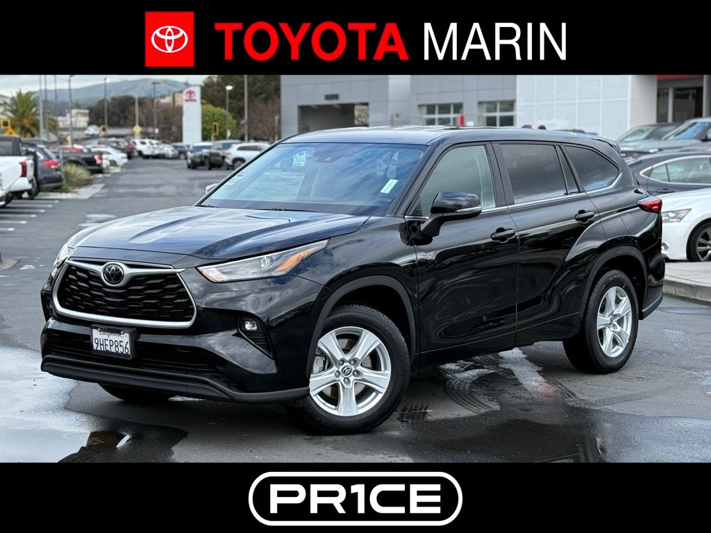 2023 Toyota Highlander LE's photo