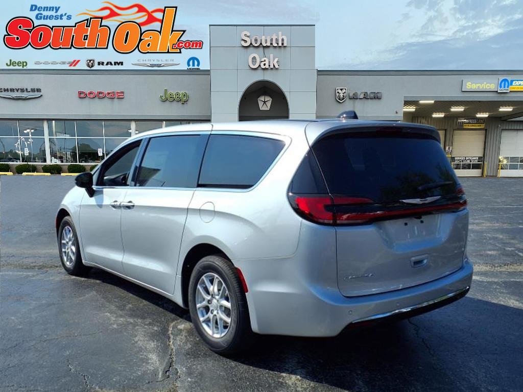 2026 Chrysler Pacifica photo 3