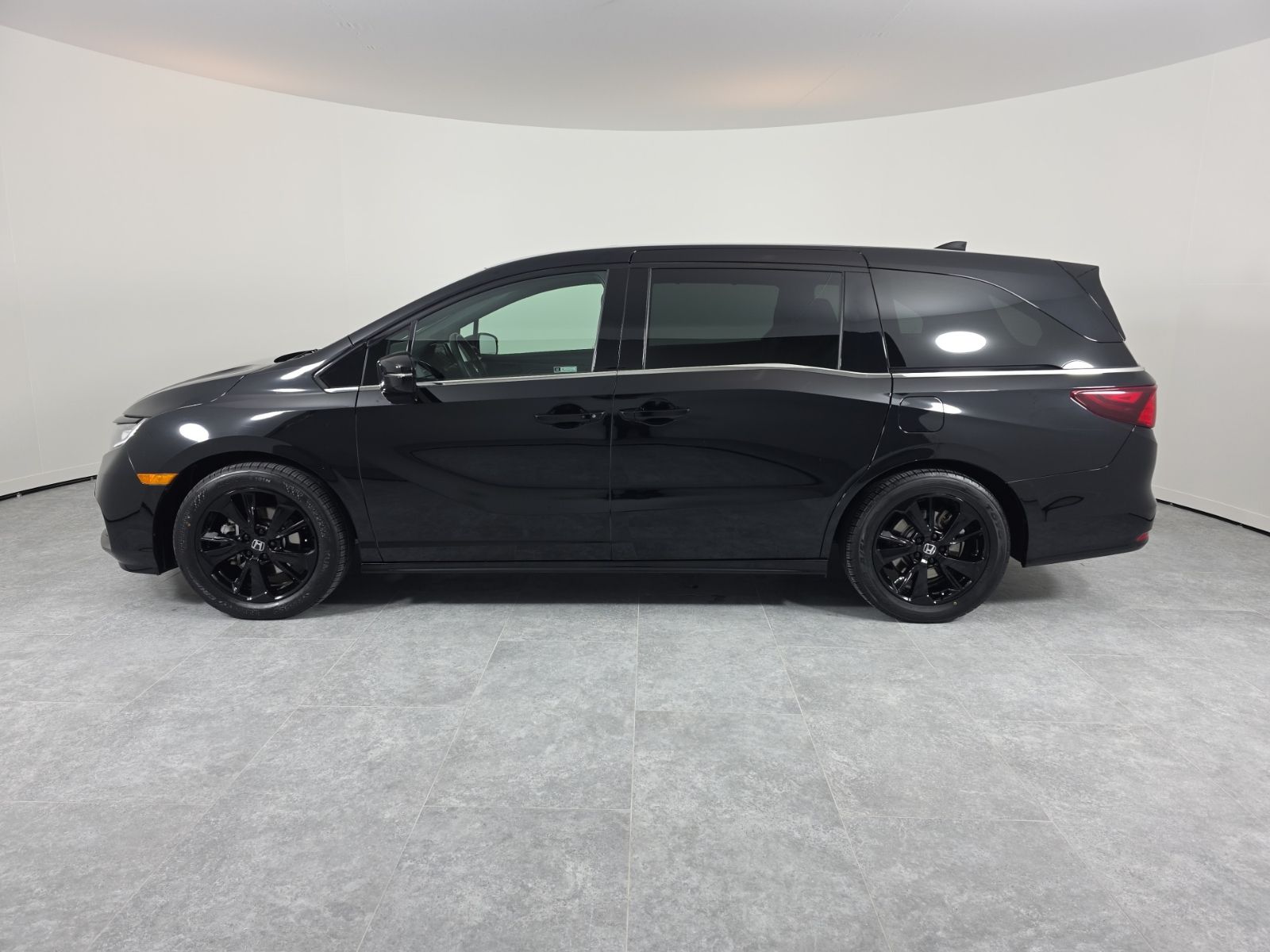 2023 Honda Odyssey Sport photo 2