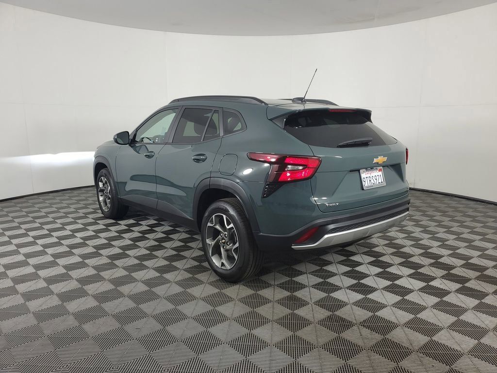 2025 Chevrolet Trax LT photo 4