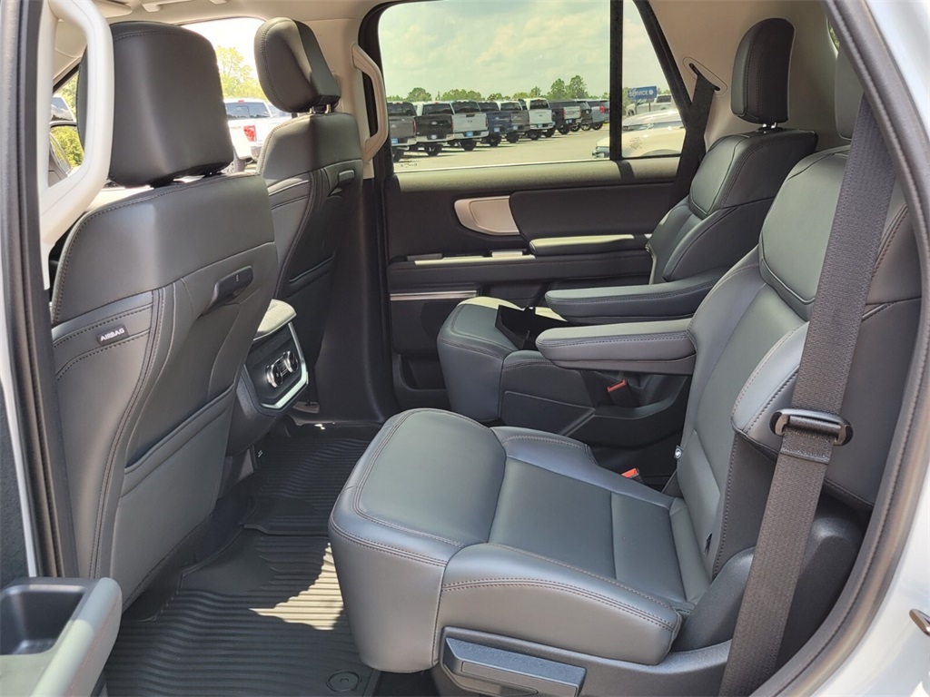 2025 Ford Expedition photo 6