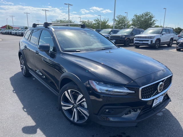 2026 Volvo V60 Cross Country B5 Plus photo 7