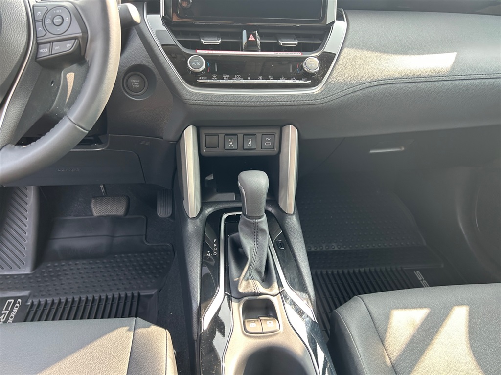 2025 Toyota Corolla Cross XLE photo 15