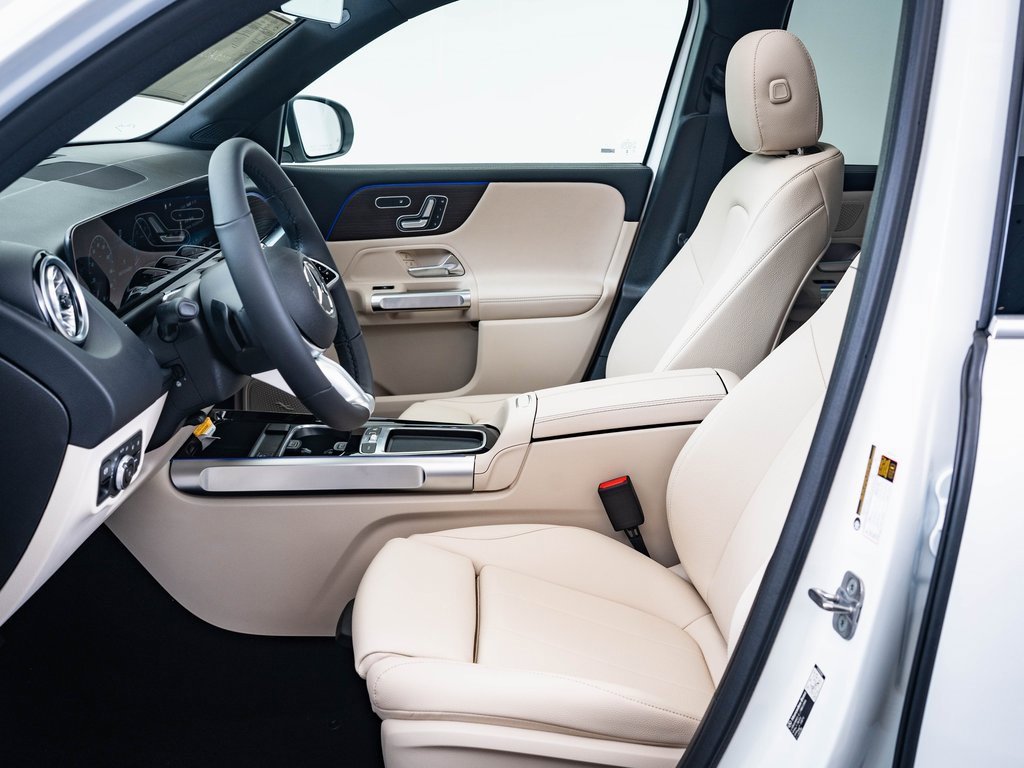 2026 Mercedes Benz GLB 250 4MATIC photo 4