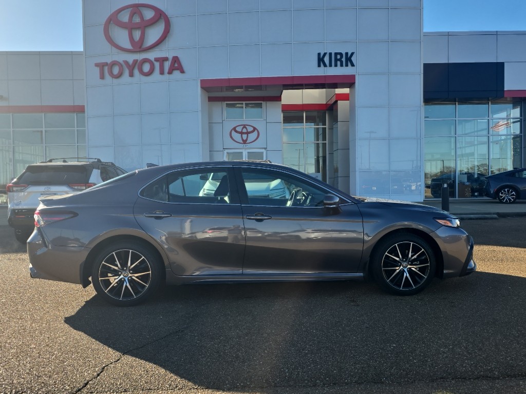 2024 Toyota Camry SE's photo