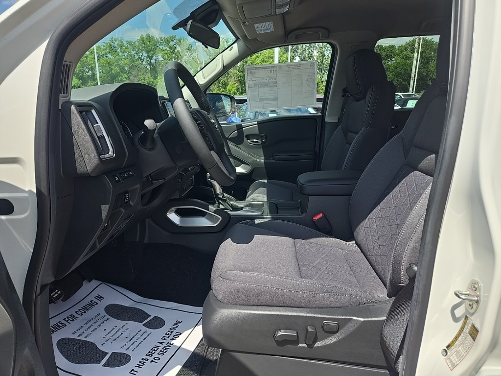 2025 Nissan Frontier Crew Cab SV photo 9
