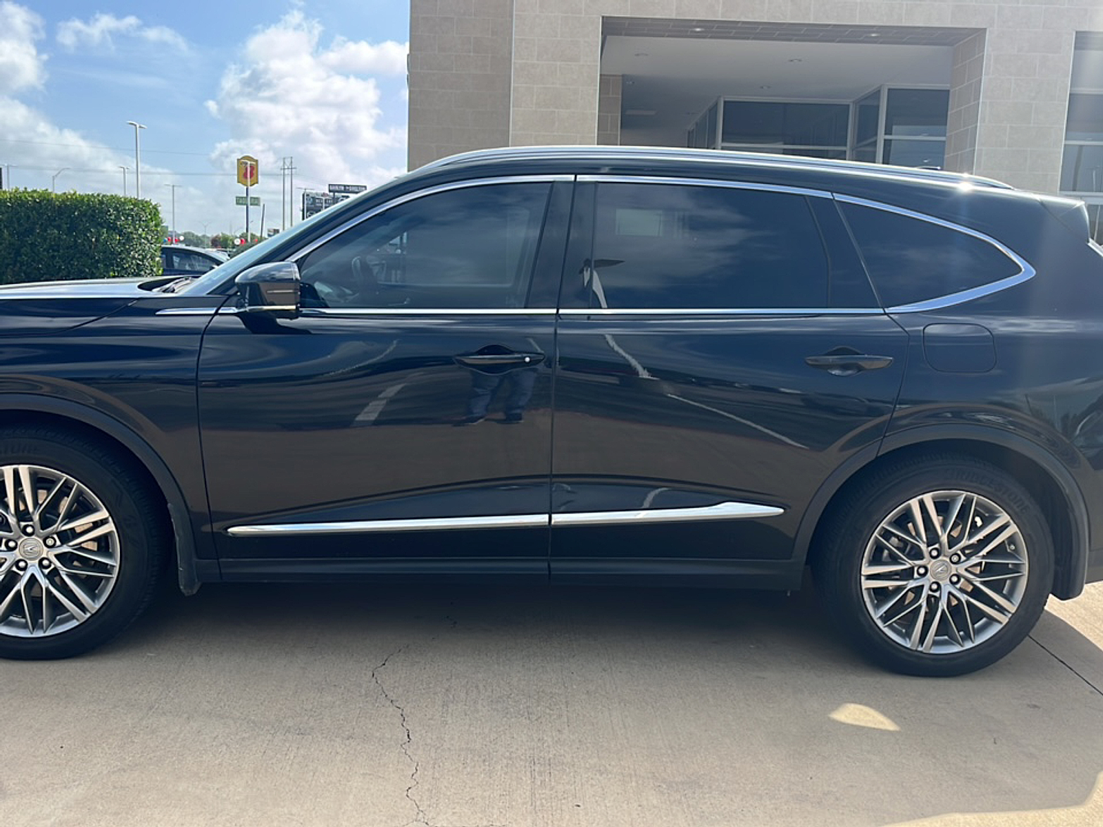 2023 Acura MDX SH-AWD Advance photo 2