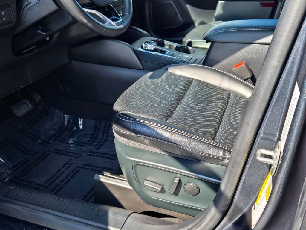 2022 Ford Escape SEL photo 18