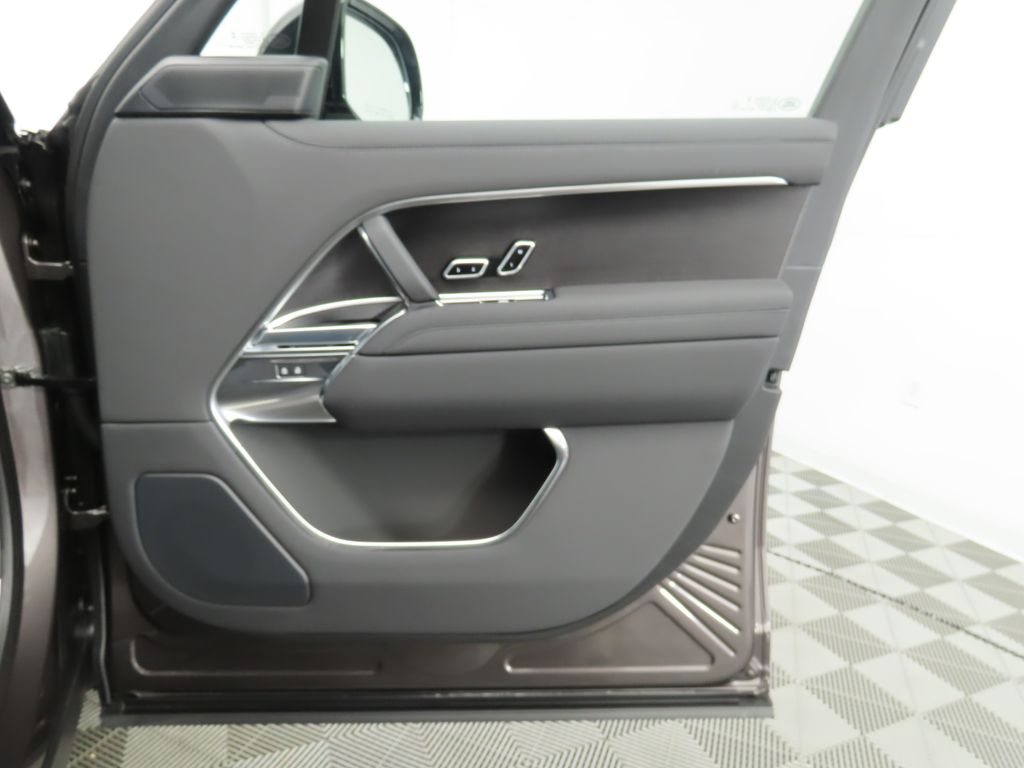 2025 Land Rover Range Rover SE photo 26