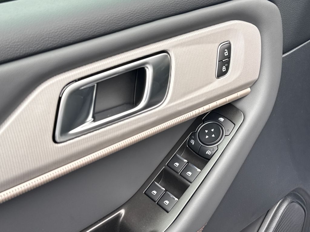 2025 Ford Explorer photo 16