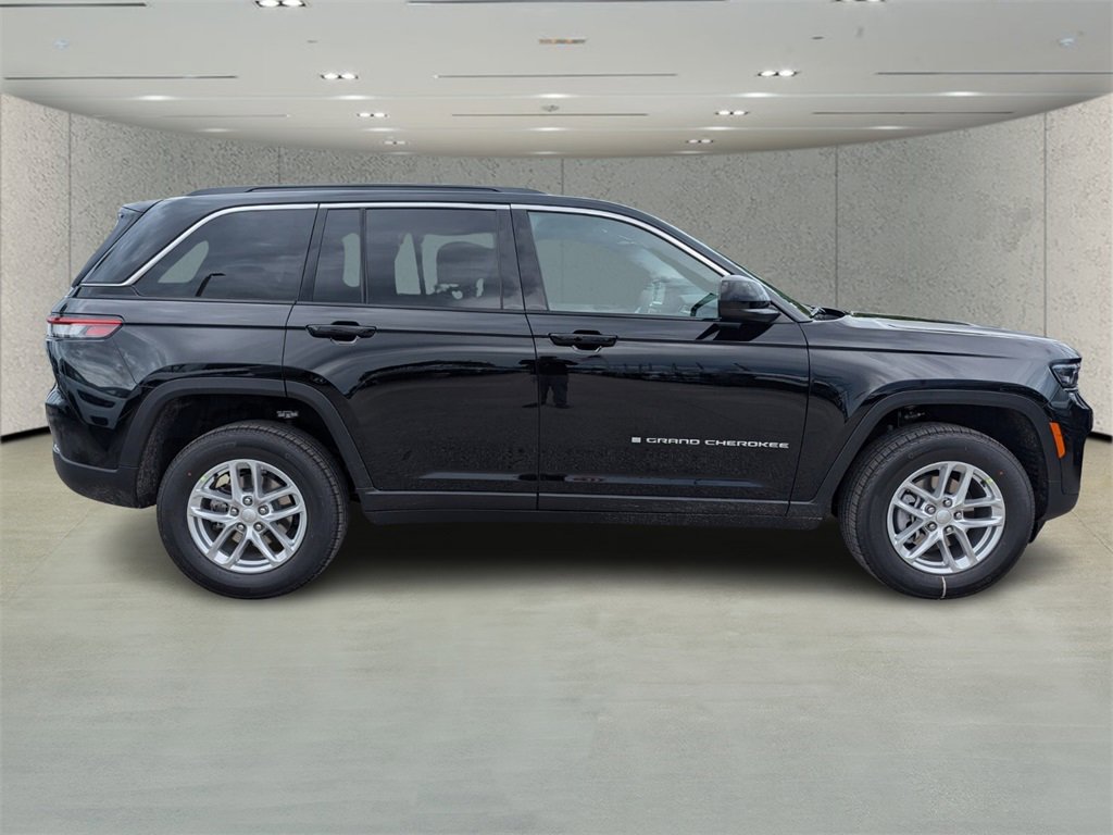 2025 Jeep Grand Cherokee Laredo X photo 3