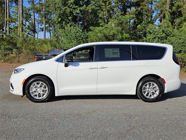 2026 Chrysler Pacifica photo 4