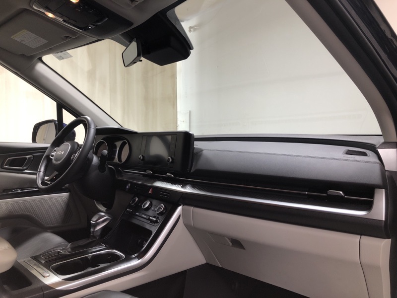 2024 Kia Carnival LX photo 13