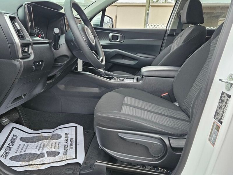 2023 Kia Sorento LX photo 2