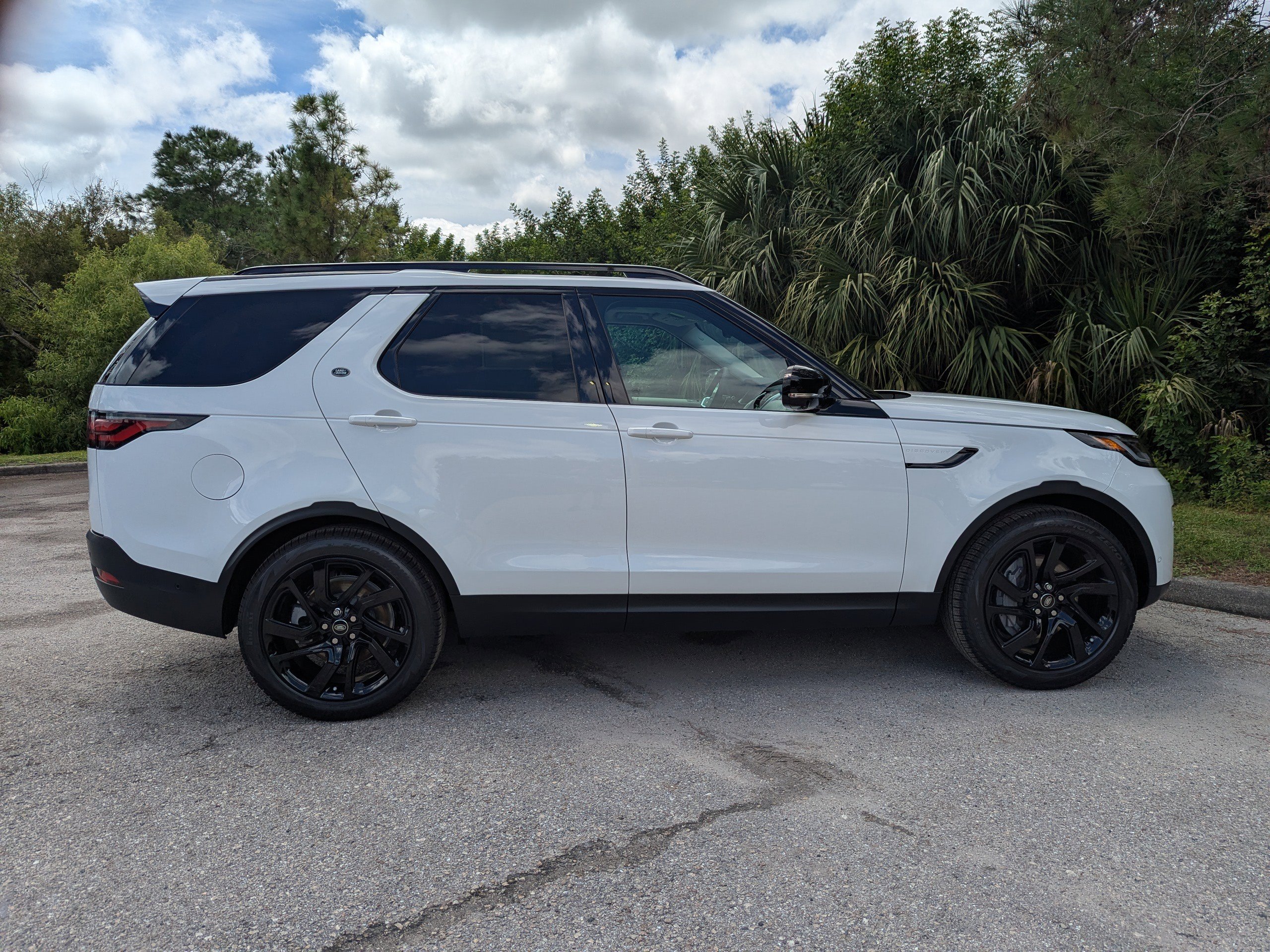 2025 Land Rover Discovery S photo 4