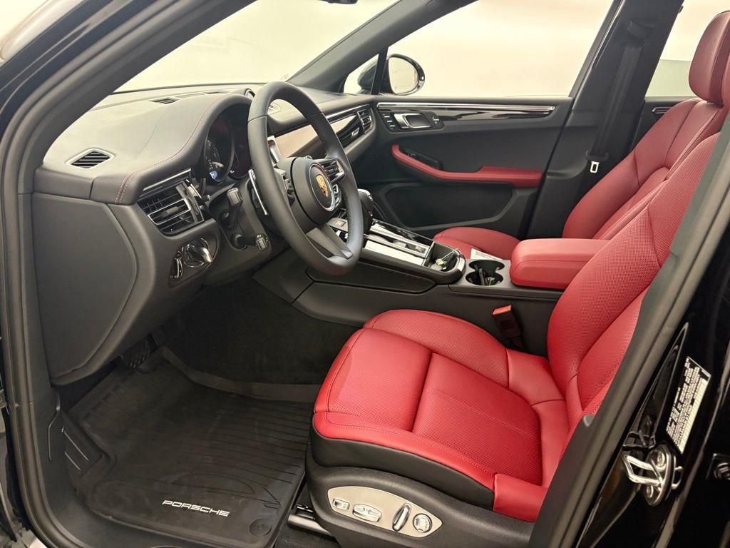 2025 Porsche Macan T photo 3
