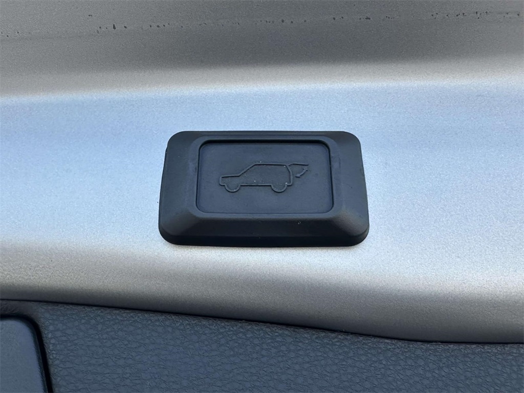 2021 Toyota RAV4 XLE Premium photo 8