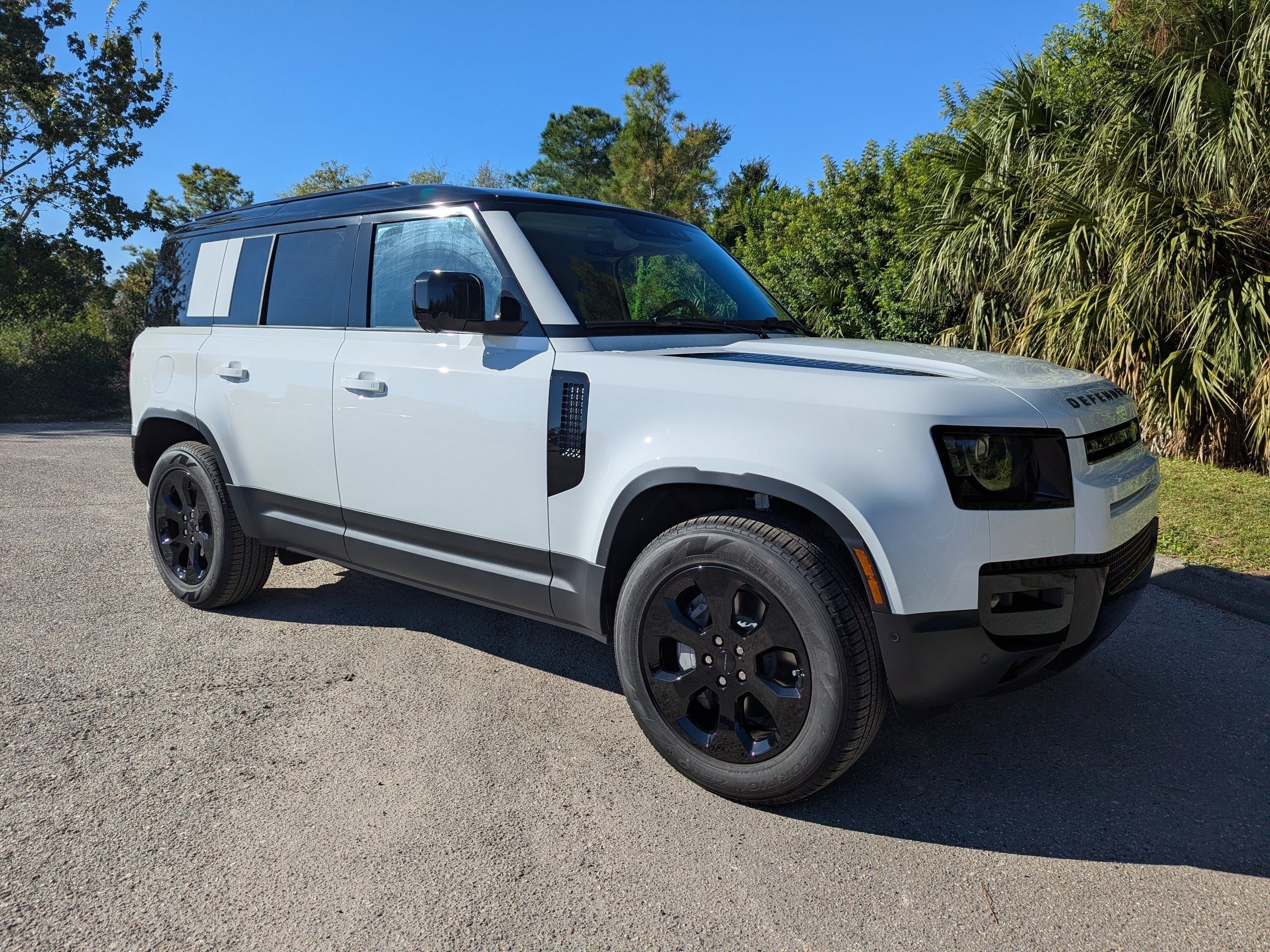 2026 Land Rover Defender 110 S photo 2