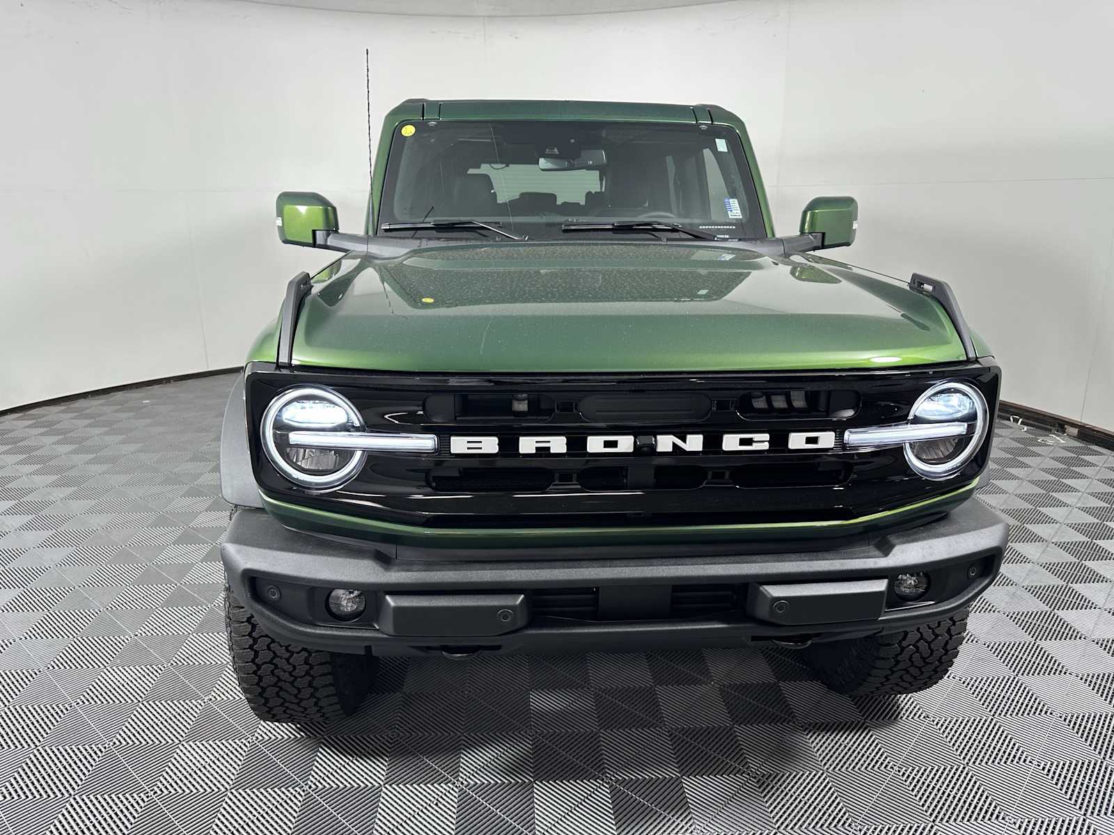 2025 Ford Bronco Outer Banks photo 2