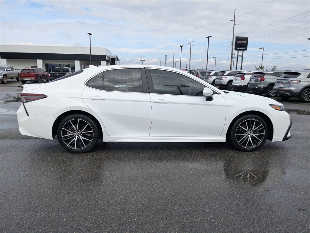 2024 Toyota Camry SE photo 3