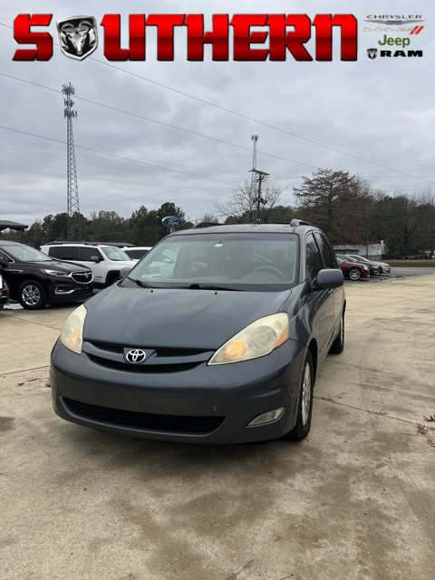 2010 Toyota Sienna XLE's photo