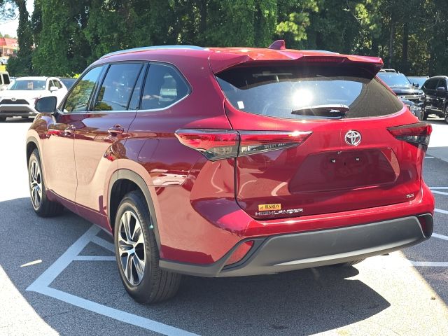 2021 Toyota Highlander XLE photo 3
