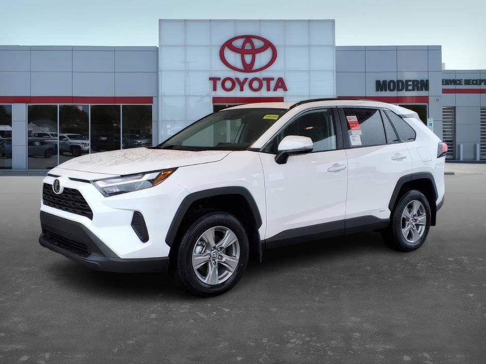 2025 Toyota RAV4 XLE's photo