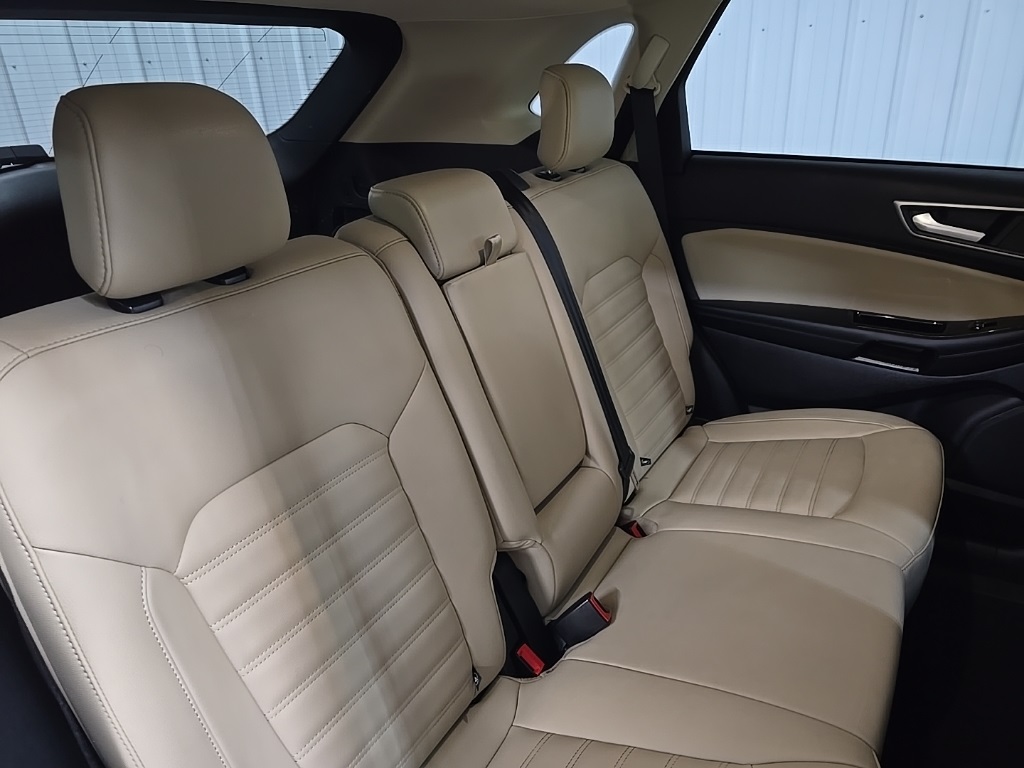 2020 Ford Edge SEL photo 16