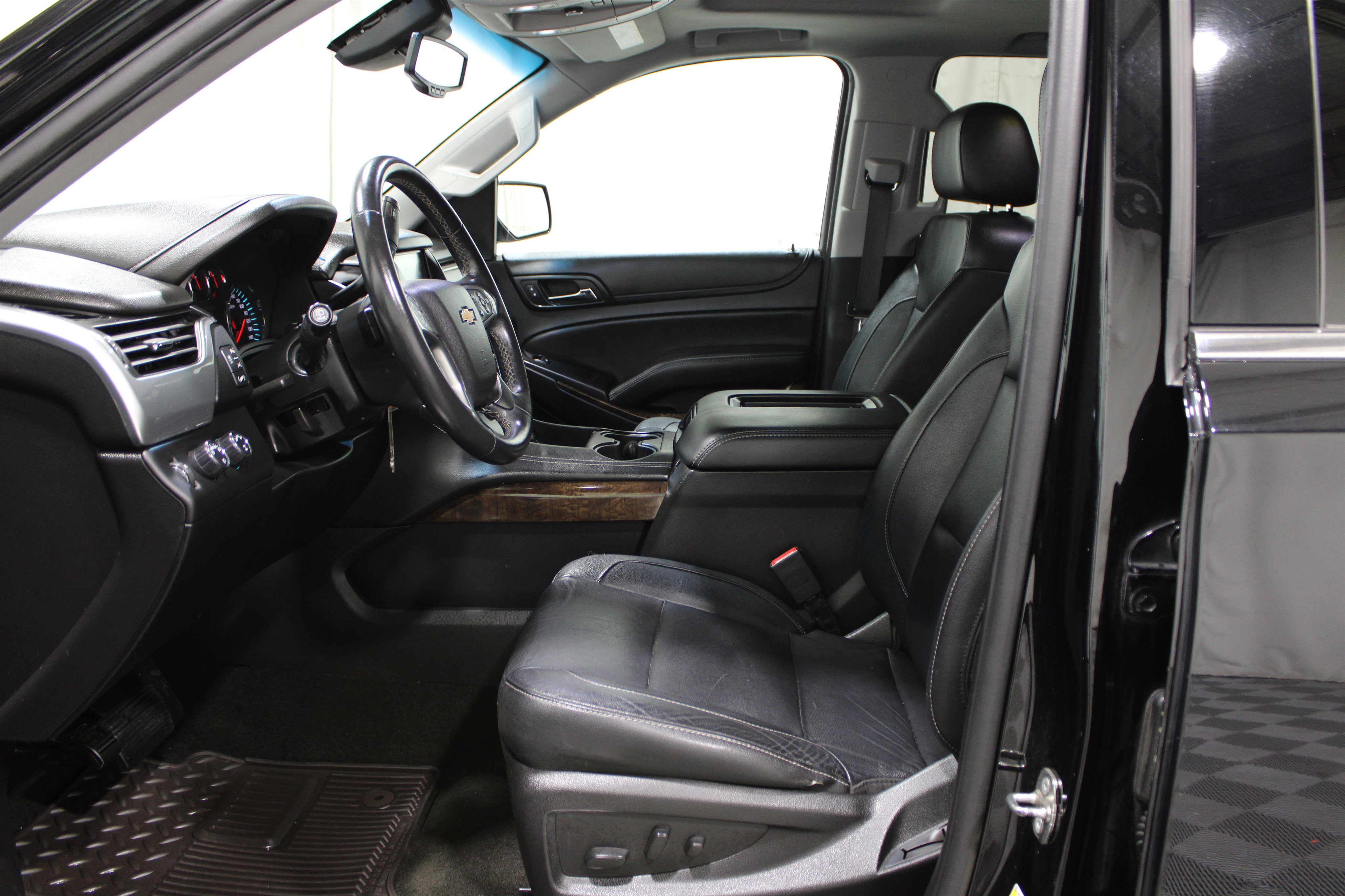 2018 Chevrolet Tahoe LT photo 3