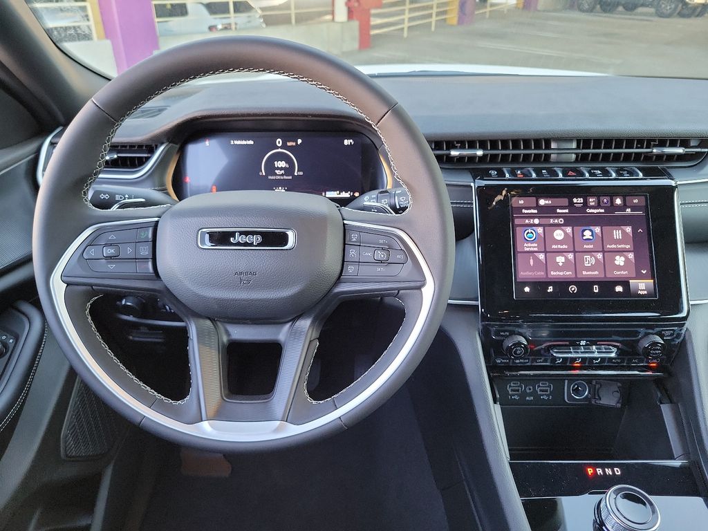 2025 Jeep Grand Cherokee Laredo photo 3