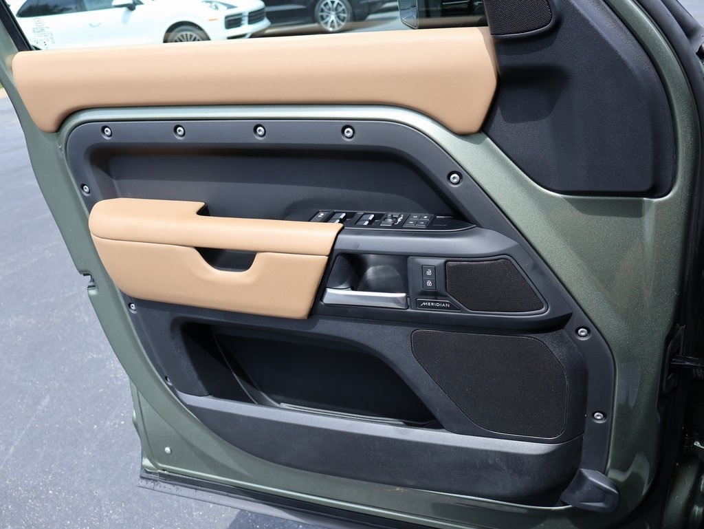 2025 Land Rover Defender 110 S photo 33