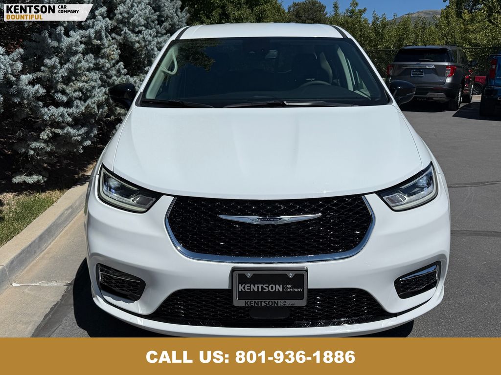 2024 Chrysler Pacifica Touring L photo 2