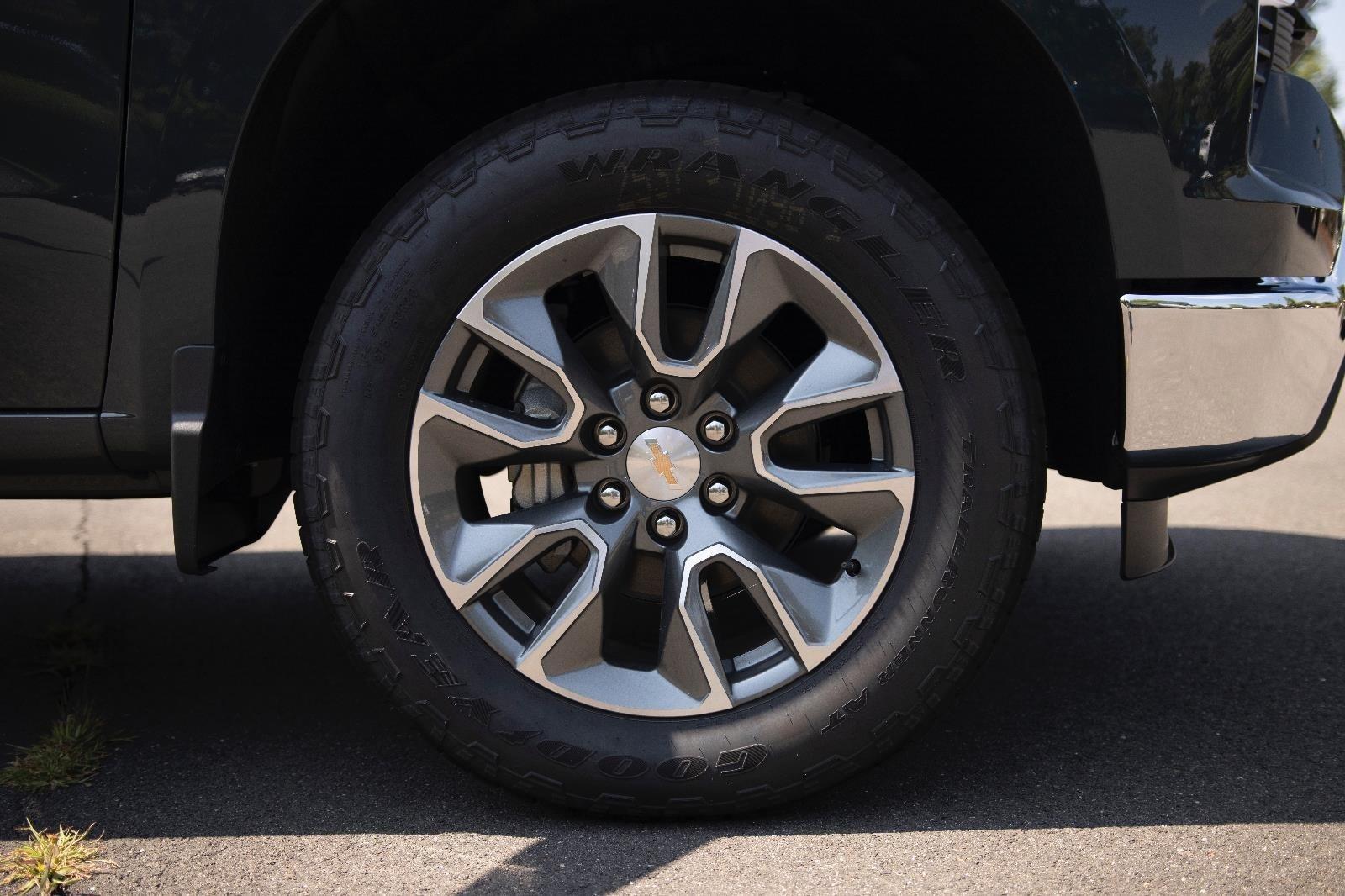 2025 Chevrolet Silverado 1500 LT photo 10