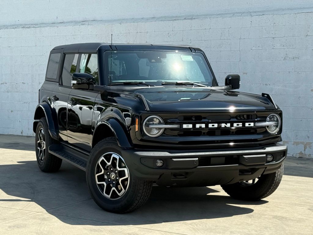2025 Ford Bronco Outer Banks photo 2