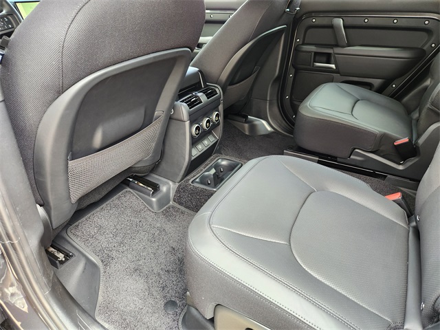 2025 Land Rover Defender 130 V8 photo 17