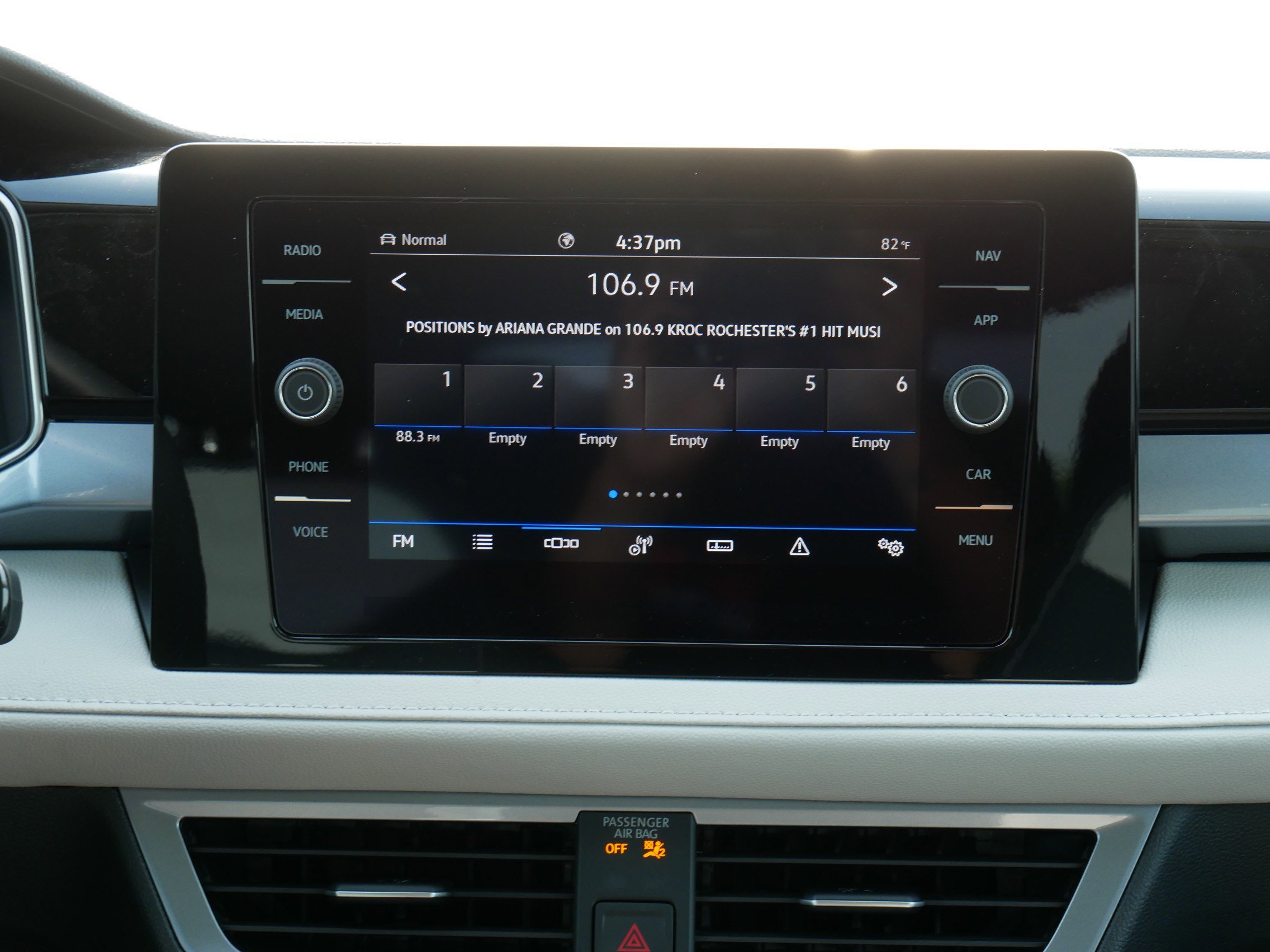 2025 Volkswagen Taos SEL photo 8