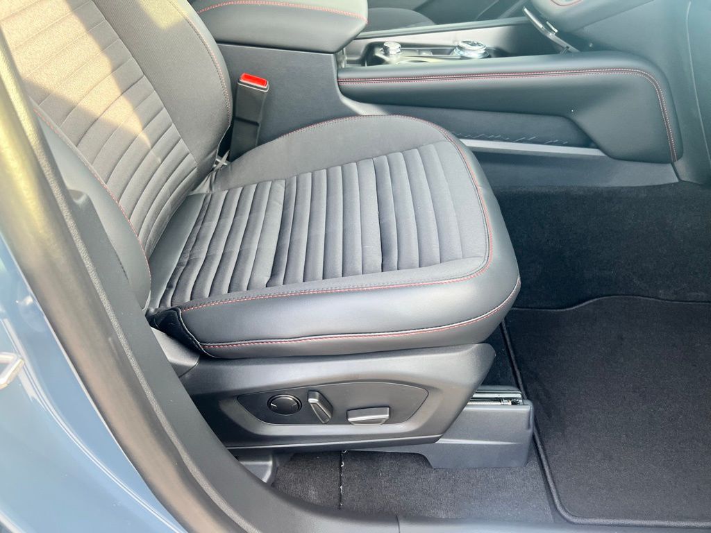 2025 Ford Explorer ST-Line photo 36