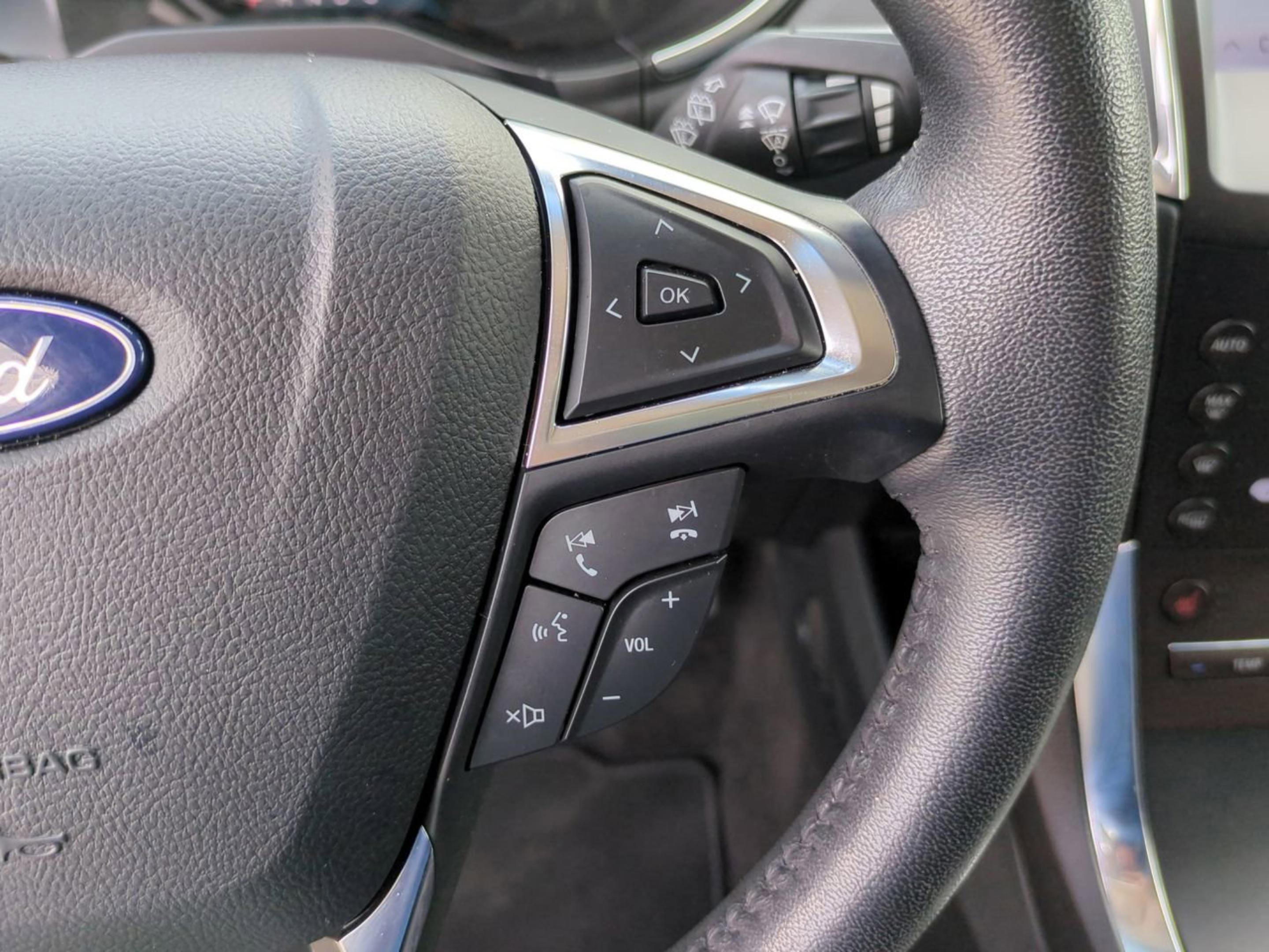 2020 Ford Edge Titanium photo 27