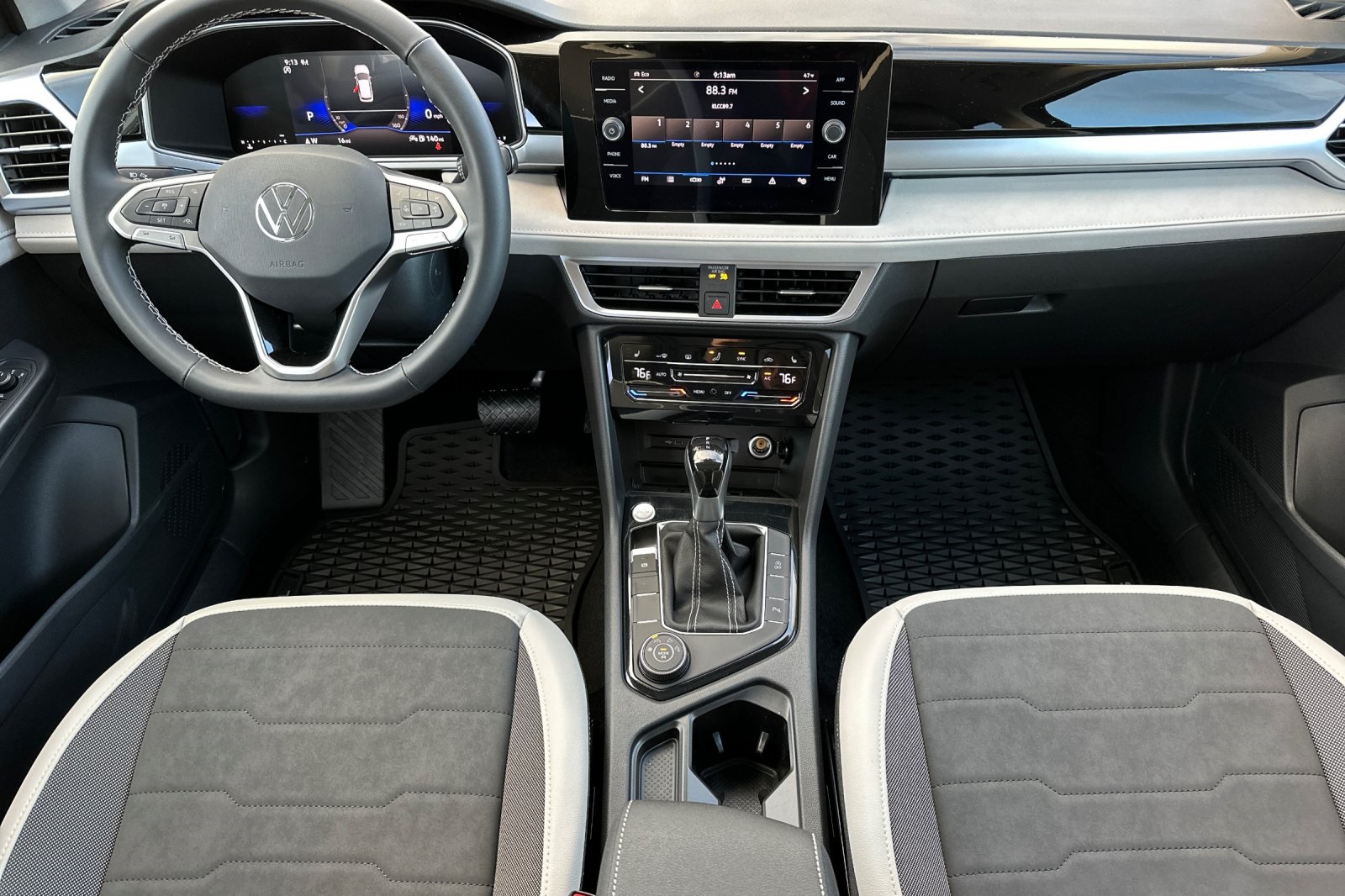 2025 Volkswagen Taos SE photo 12