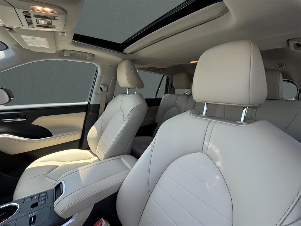 2023 Toyota Highlander XLE photo 12