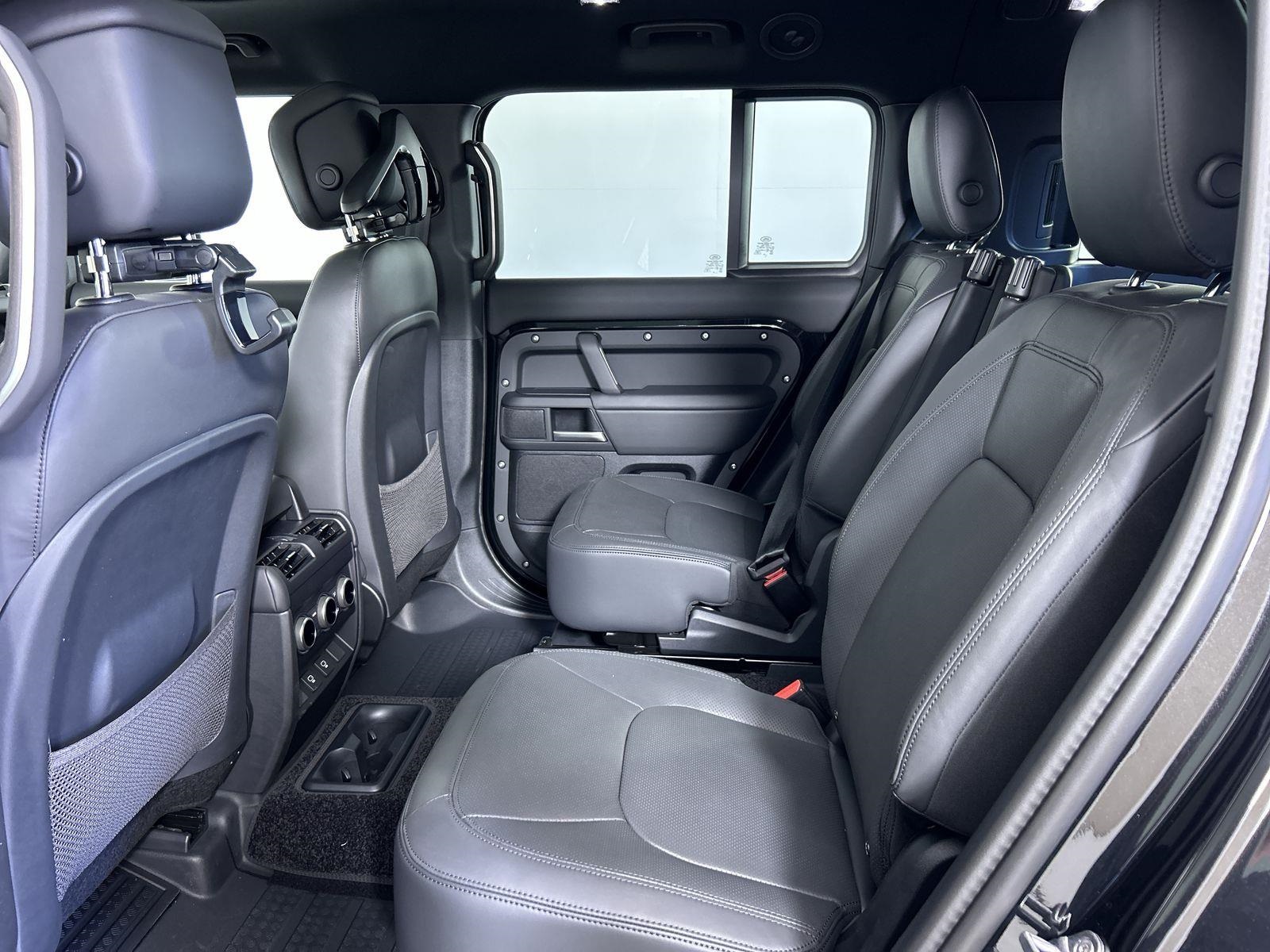 2025 Land Rover Defender 130 X-Dynamic SE photo 25