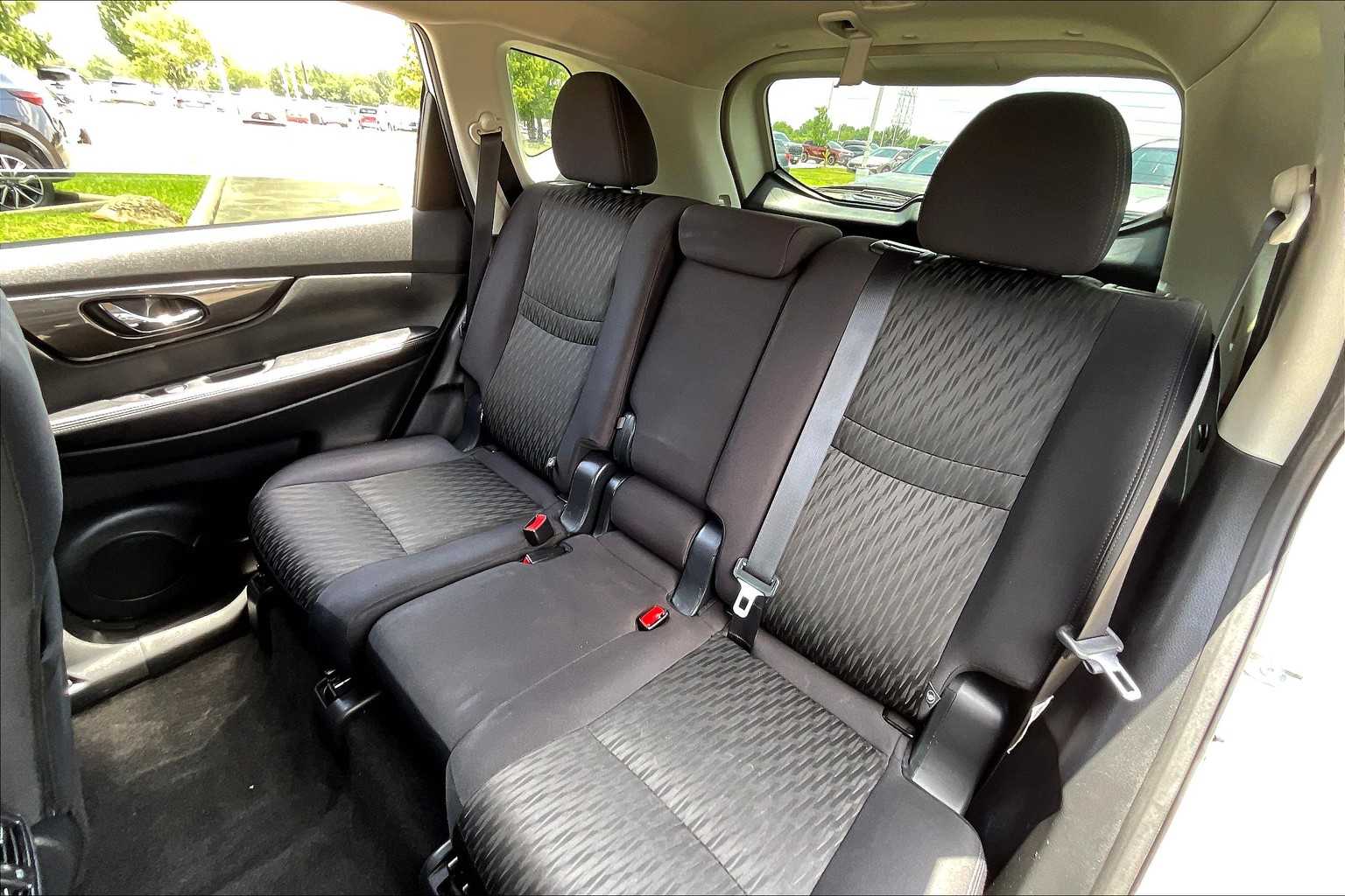 2019 Nissan Rogue SV photo 19