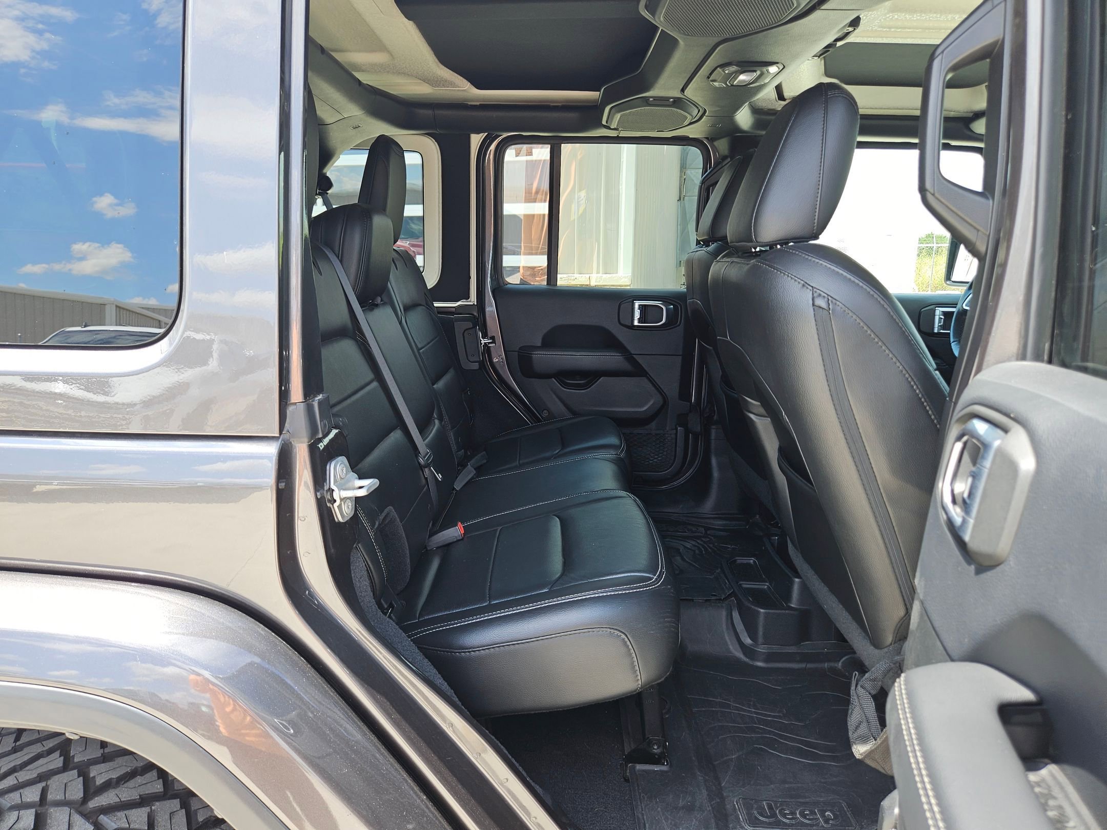 2018 Jeep Wrangler Unlimited Sahara photo 24