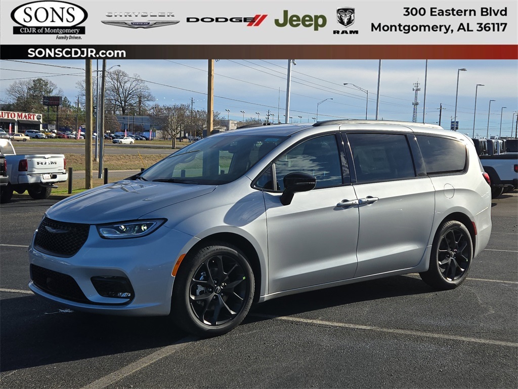2026 Chrysler Pacifica Select's photo