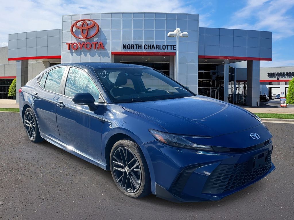 2025 Toyota Camry SE's photo