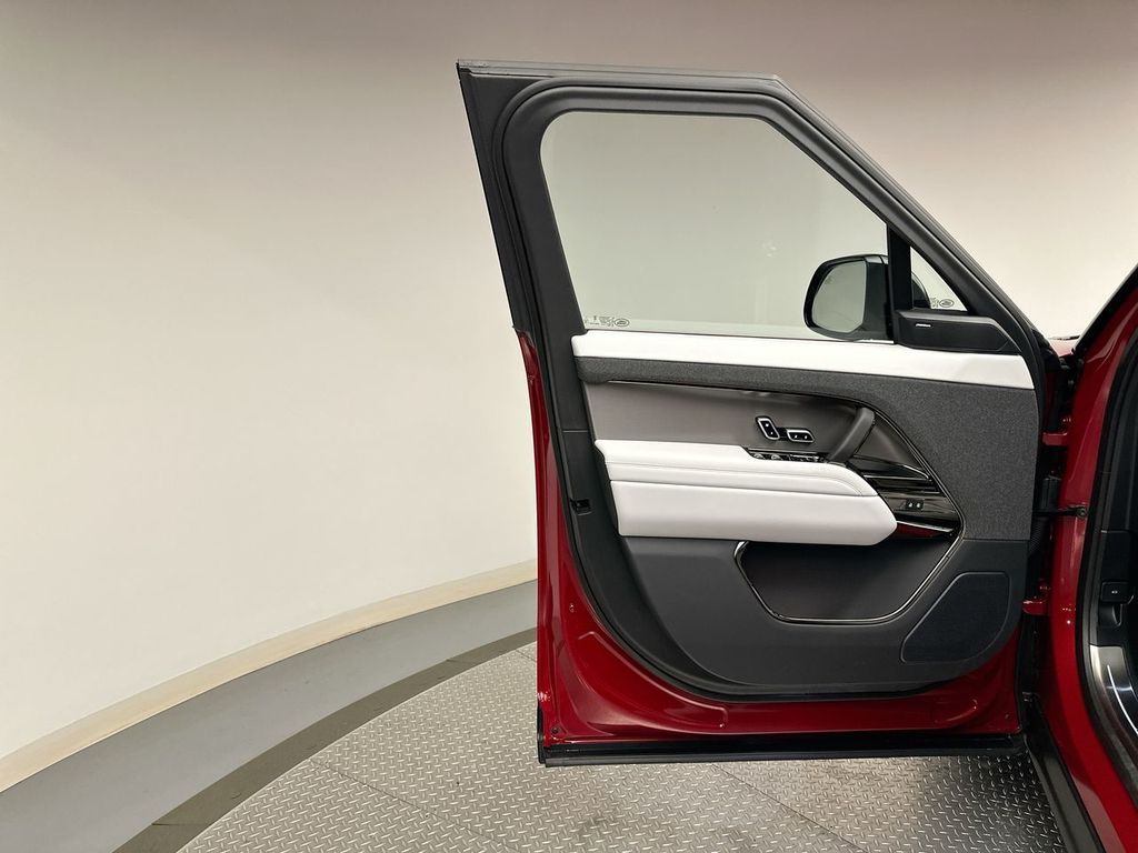 2025 Land Rover Range Rover Sport SE photo 9
