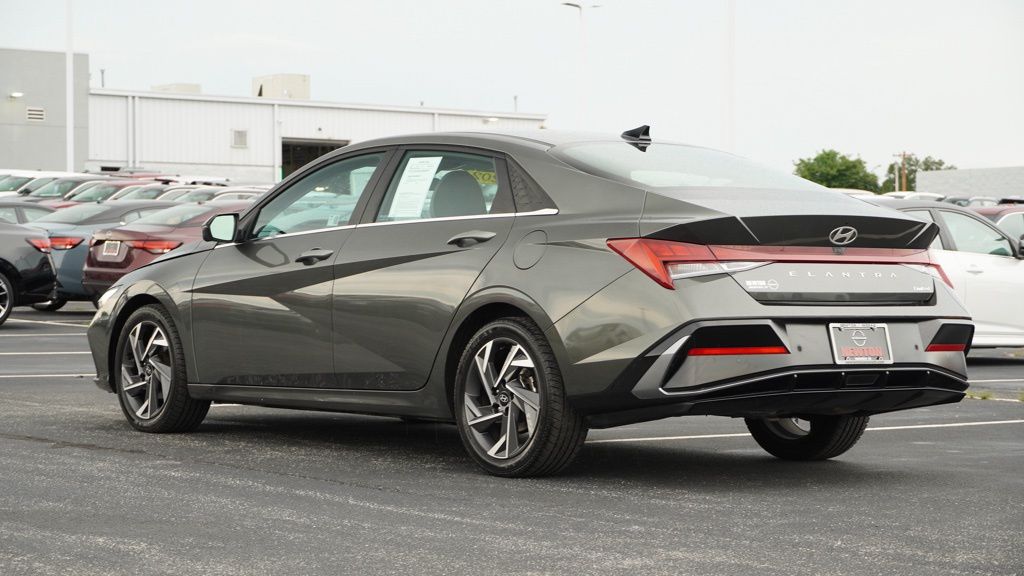 2024 Hyundai Elantra Limited photo 5
